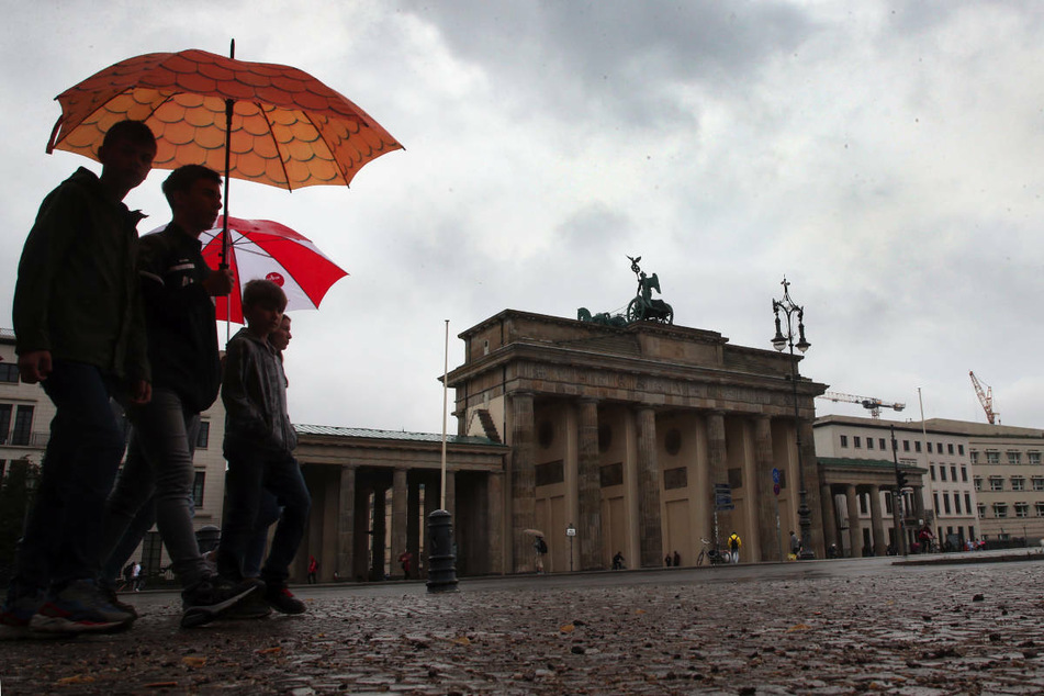 Wer am Wochenende in Berlin und Brandenburg zu Fuß unterwegs ist, sollte sich vorsichtshalber einen Regenschirm einpacken.