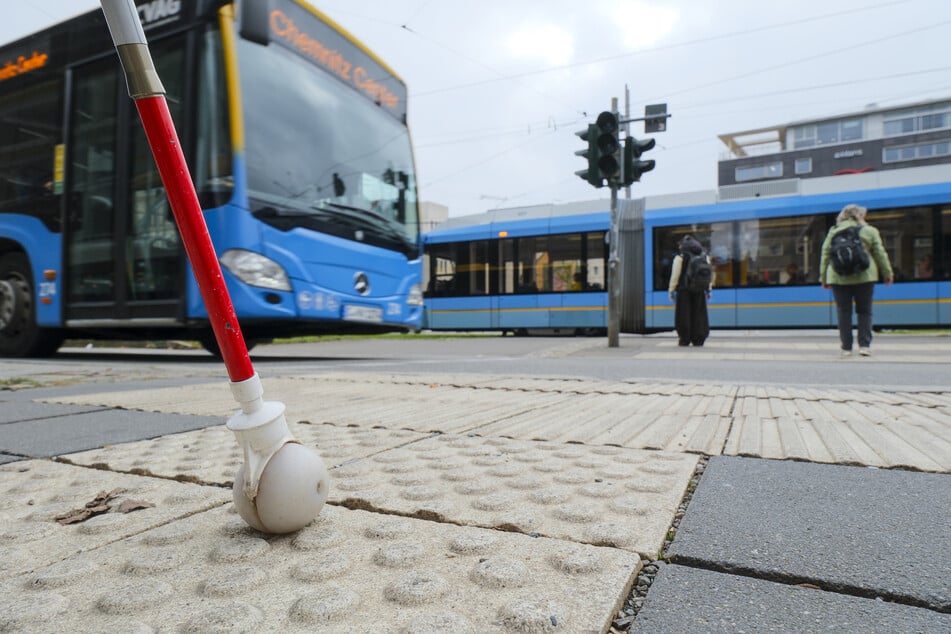 An der Busspur wird die Ampelanlage erst per Knopfdruck aktiviert.