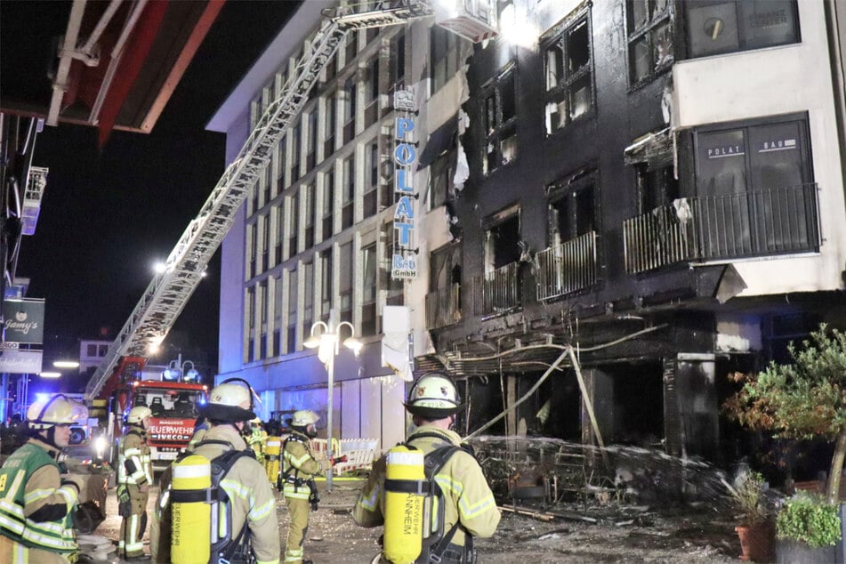 Bei einem Brand in der Mannheimer Innenstadt wurde ein Gebäude schwer beschädigt.