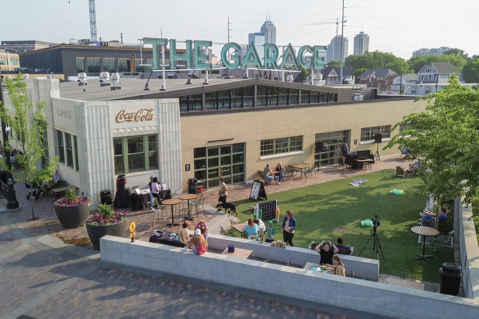 Garage Food Hall je mekka pro milovníky dobrého jídla. Najdete zde vše, co si jen můžete přát.