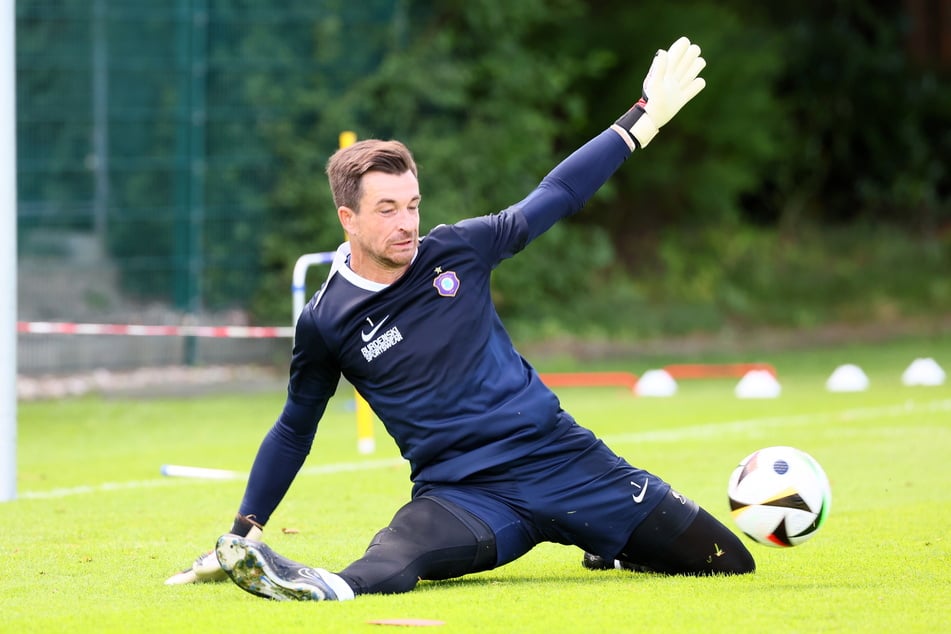 Der ewige Martin Männel (36)! Der 36-Jährige geht am Samstag zum Auftakt gegen die Zweite von Hannover 96 in seine 17. Saison. Es ist immer noch topfit.