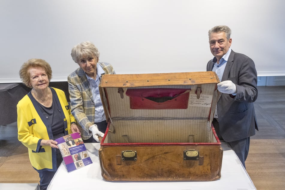 Urenkelin Dagny Beidler (83, v.l.), Musikwissenschaftlerin Prof. Eva Rieger (84) und Pirnas OB Tim Lochner (55) präsentieren den Reisekoffer von Richard Wagner.