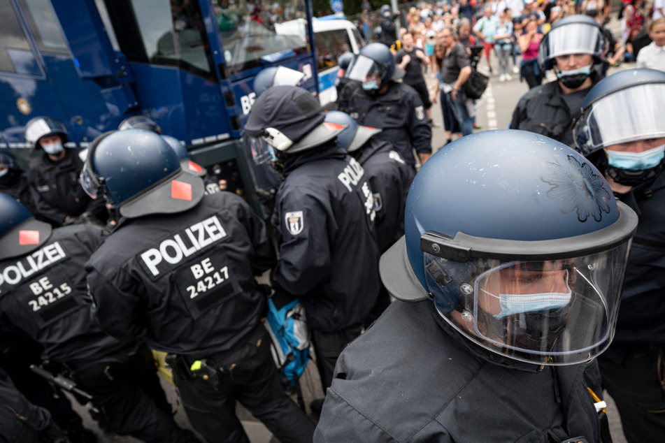 Polizisten nehmen Demonstranten bei einer unangemeldeten Demonstration an der Siegessäule fest. Ein Mann hatte bei dem Protest sein Leben verloren.