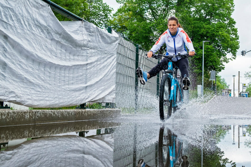 Radweg wird bei Regen zum See: Wurde hier beim Bau geschlampt?