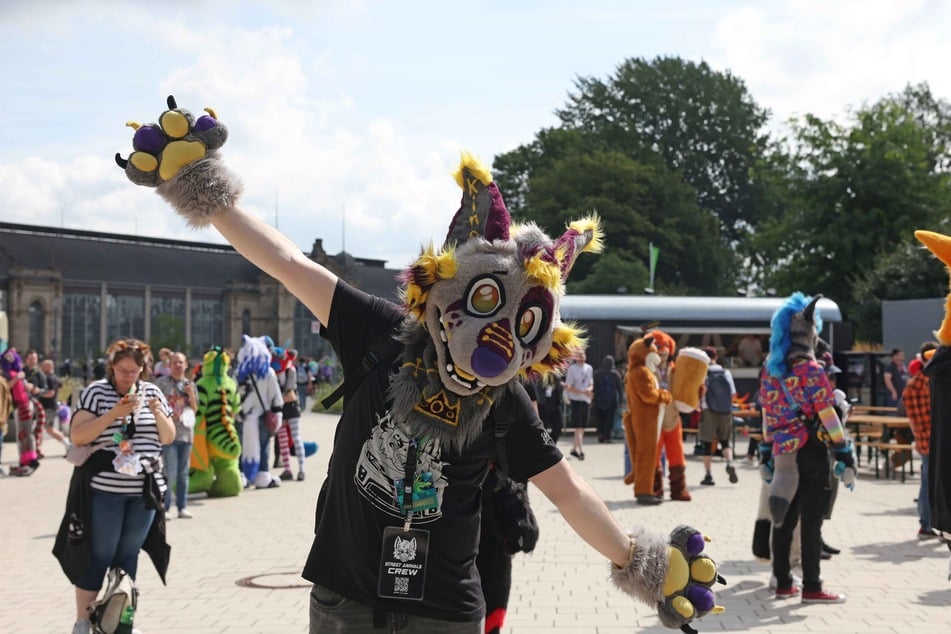 Noch vor der Parade trafen sich Teilnehmende und Besucher vor dem CCH am Dammtor.