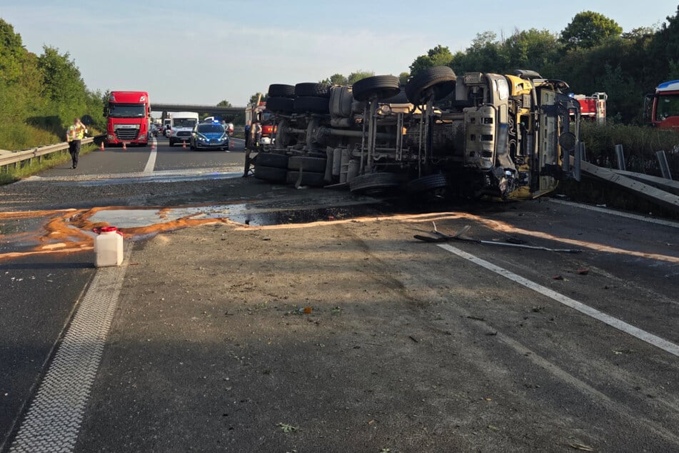 Unfall A14: Schwerer Unfall auf der A14: Lastwagen kracht durch Mittelleitplanke