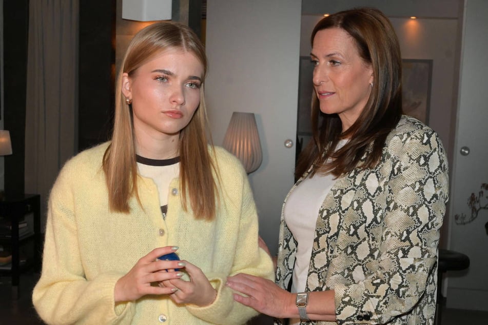 Katrin (r.) ist froh, dass Johanna auf Abstand zu Julian gegangen ist.