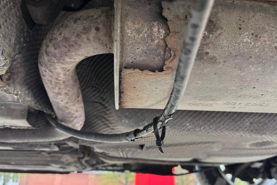 Auch die Auspuffanlage ist von Rost befallen.