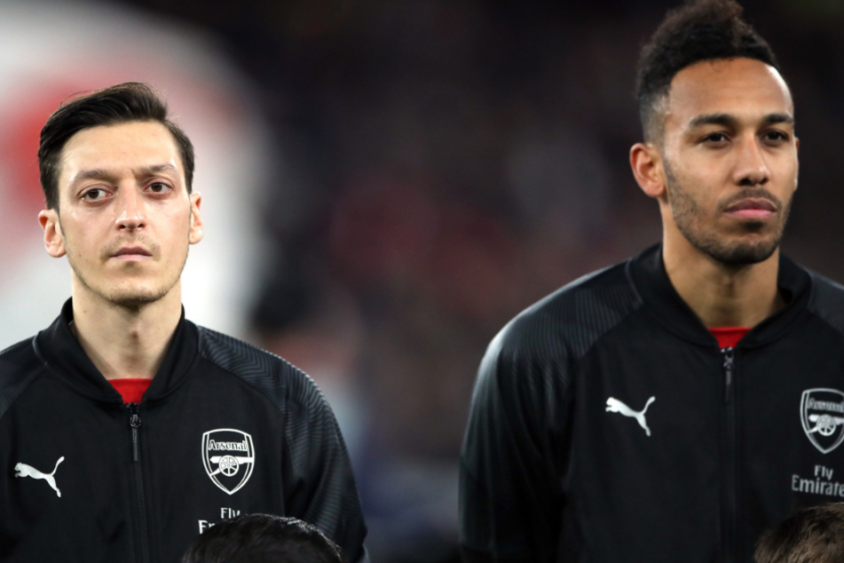 Vier Betreuer des Teams von Mesut Özil und Pierre-Emerick Aubameyang sind in häuslicher Quarantäne.