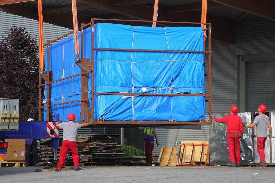 250 Tonnen Gesamtgewicht! Mit den Schwergewichten aus China wird die Produktion erweitert.