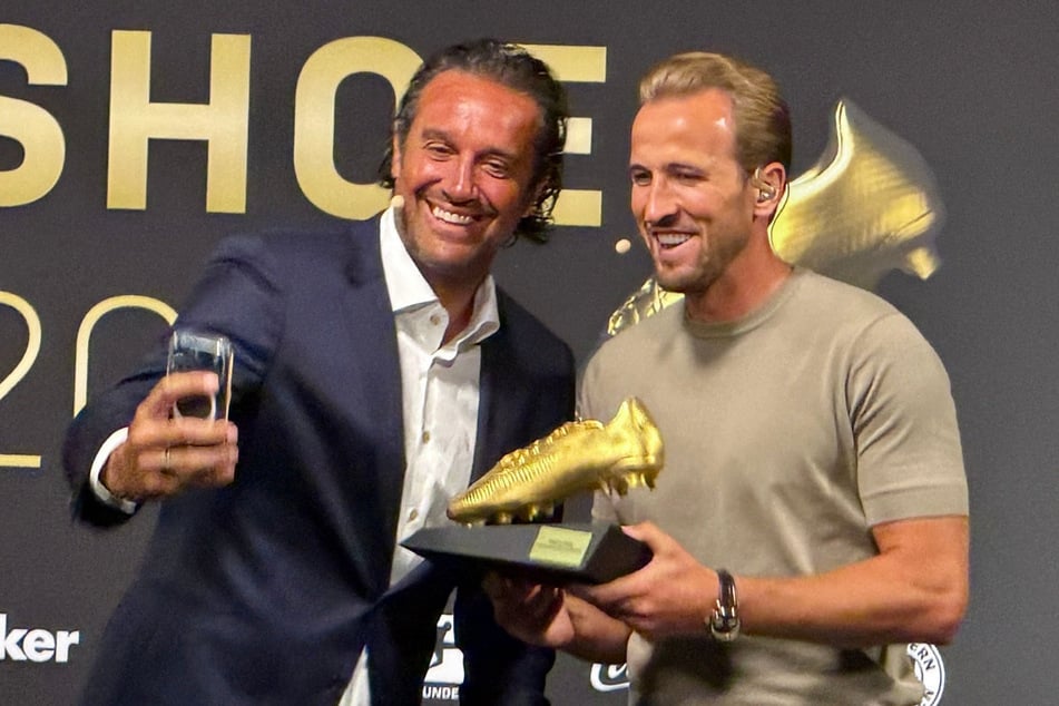 Er habe die letzten beiden Tage sein Englisch aufgefrischt – extra für diese Ehrung, eröffnete Luca Toni (49, l.) auf sympathische Art seine Laudatio für Kane.