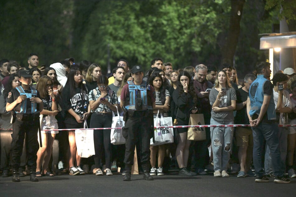 The news of Payne's death quickly made the rounds in Buenos Aires, and numerous fans of the band One Direction came to the scene of the accident in the Palermo district.