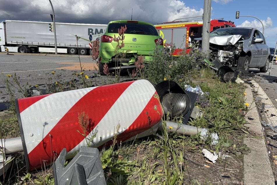 Auch eine Ampel wurde bei dem Crash in Mitleidenschaft gezogen.