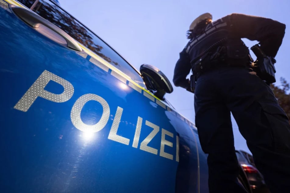 Die Polizei hofft durch Zeugen, den flüchtigen Pizza-Boten noch zu fassen. Er hatte sich mit dem 24-jährigen Unfallfahrer das verbotene Rennen geliefert. (Symbolbild)