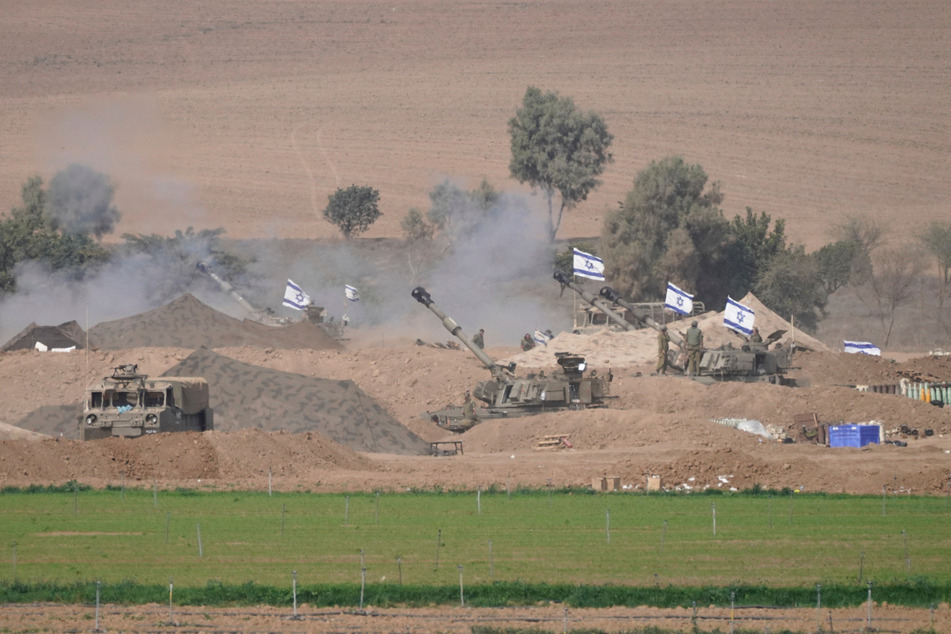 Eine israelische mobile Artillerieeinheit hält eine Position nahe der Grenze zwischen Israel und Gaza, wo die Lage immer schlimmer wird.