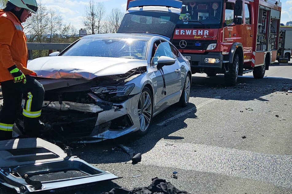 Heftiger Unfall auf der B445: Autofahrer stirbt nach Frontalcrash in Gegenverkehr