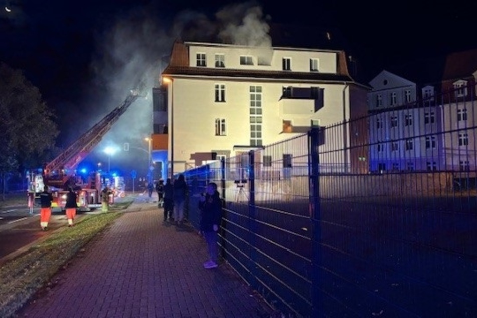 Mehrere Bewohner mussten von der Feuerwehr gerettet werden.