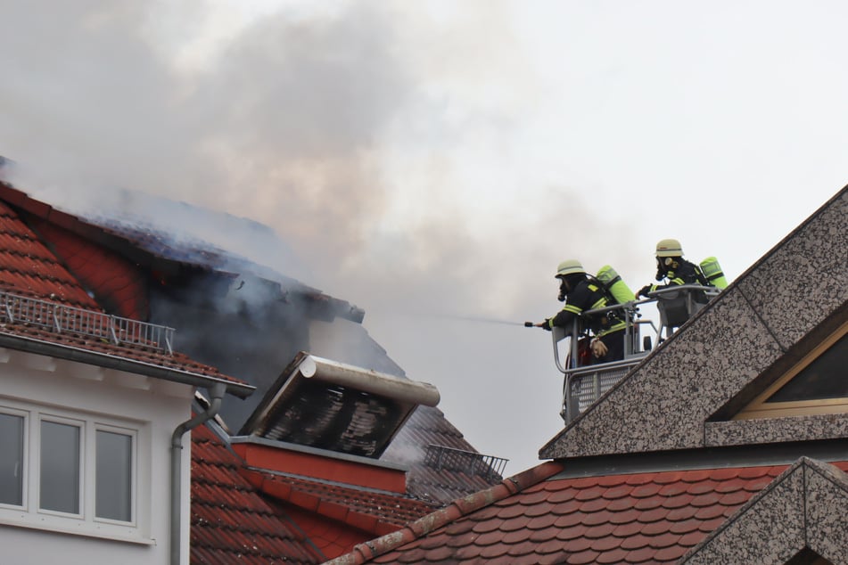 Die Feuerwehr stemmte sich den Flammen in der Dachgeschosswohnung entgegen.