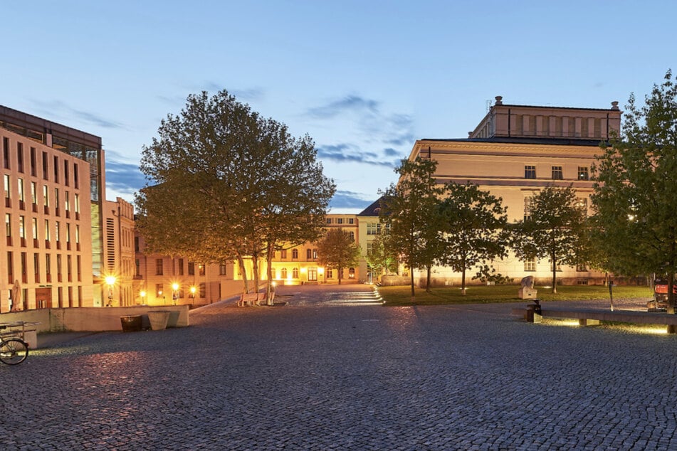 Am Universitätsplatz in Halle gab es in der Nacht auf Samstag eine Auseinandersetzung mit drei Verletzten. Außerdem wurde eine junge Frau beraubt. (Archivbild)