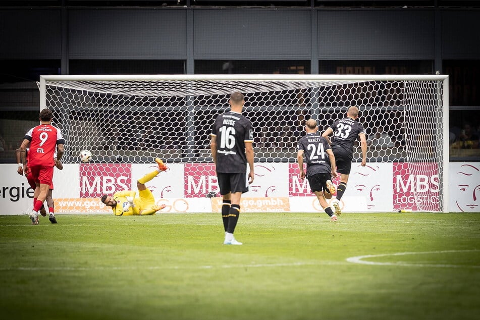 Mit dem 1:0-Reigen begann Christoph Daferner (r.) gleich am 1. Spieltag. Da schoss er seine Farben vom Elfmeterpunkt in Köln mit 1:0 in Führung. Dresden siegte 2:1.