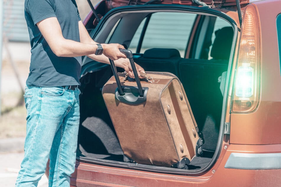 Beamte öffneten den Koffer des Autofahrers und stellten den Inhalt sicher. (Symbolbild)