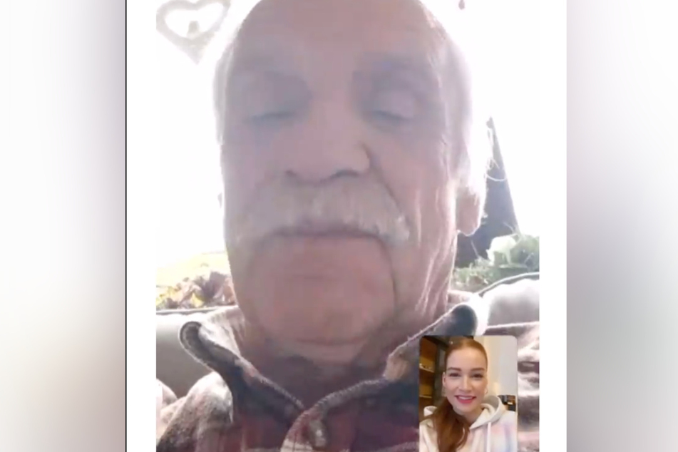 Opa Heinz telefoniert mit Enkelin Jana Heinisch (26).