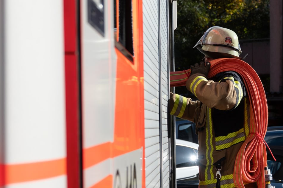 Insgesamt waren sieben Feuerwehrfahrzeuge mit 29 Kräften vor Ort. (Symbolbild)