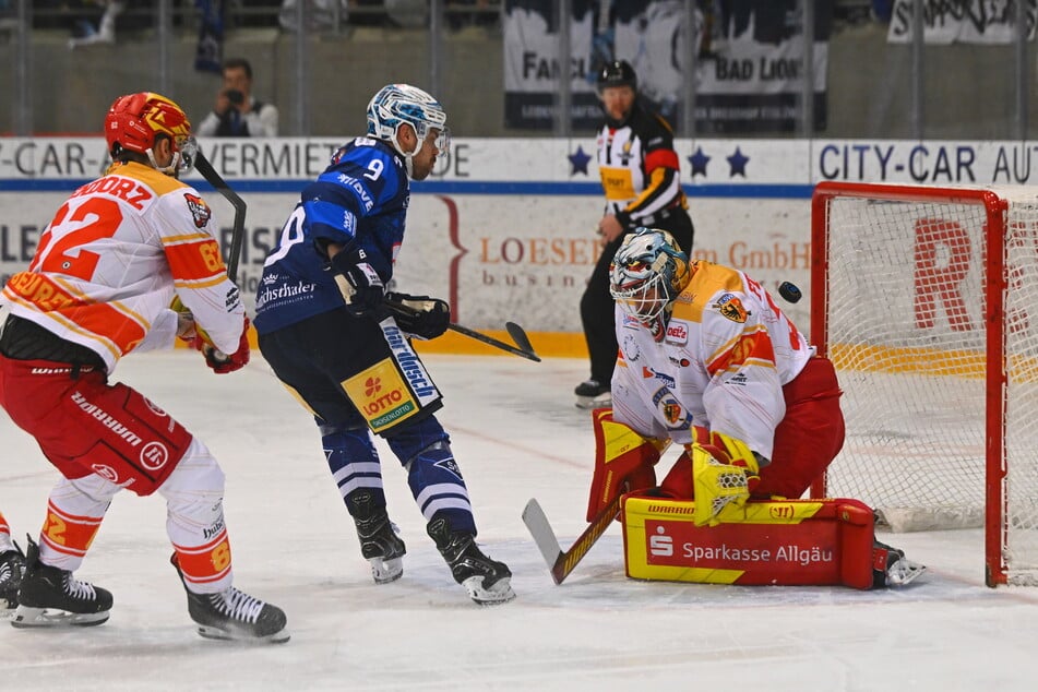 Hier eröffnet Drew LeBlanc den Torreigen für die Eislöwen gegen Kaufbeuren mit seinem Treffer zum 1:0.