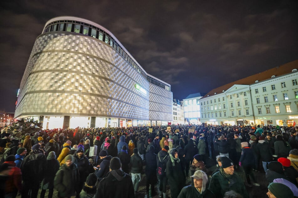 Tausende versammelten sich am Abend auf dem Richard-Wagner-Platz.