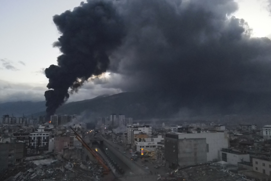 13,5 Millionen türkische Bürgerinnen und Bürger sind von den Auswirkungen des Erdbebens betroffen. Hier brennen Container im Hafen von Iskenderun, die durch die Erschütterungen umgefallen sind. Die Löscharbeiten laufen.