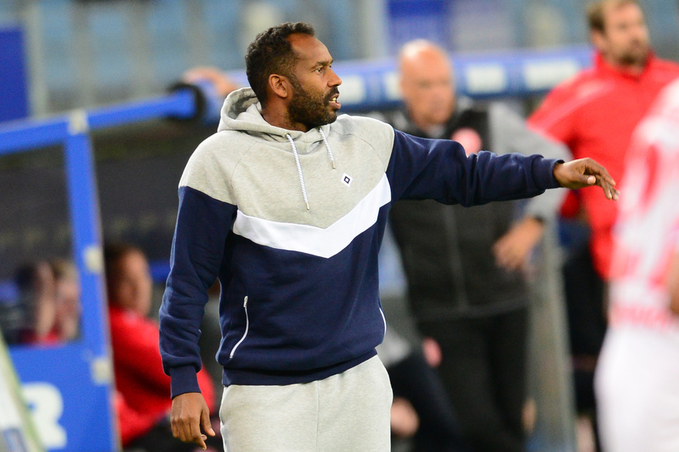 Trainer Daniel Thioune während des Spiels gegen Düsseldorf.