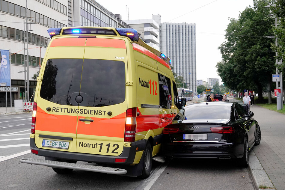 Am Mittwochabend stießen auf der Brückenstraße in Chemnitz ein Krankenwagen und ein Audi zusammen.