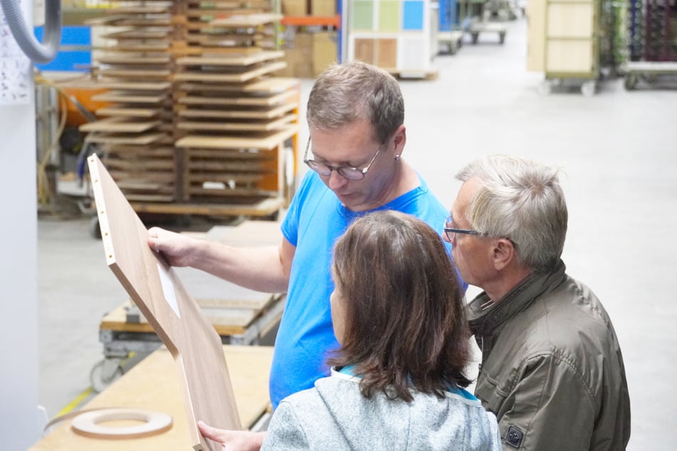 Bei den Tagen des Handwerks führt Euch ein Tischlermeister durch die laufende Küchenfertigung und gibt Einblicke in die Produktion.