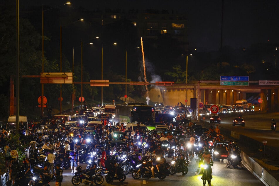 Zahlreiche feiernde PSG-Fans blockierten die Ringautobahn in Paris.
