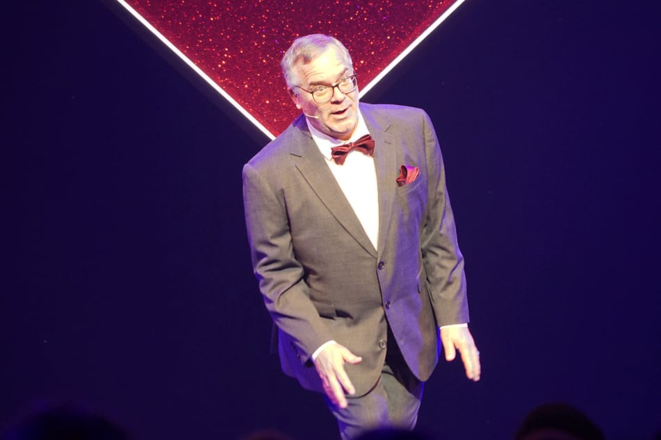 Noch etwas schüchtern huschte Elton beim Schlussapplaus zunächst über die Bühne.