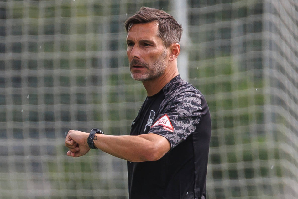 Die Uhr tickt: Für Hertha-Coach Stefan Leitl (47) gilt es, in der Vorbereitung gute Grundlagen für eine erfolgreiche Saison zu schaffen.