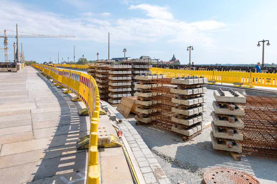 Noch ist an der Augustusbrücke reichlich Material zu verbauen. Im Juli sollen zumindest die Gehwege fertig sein.