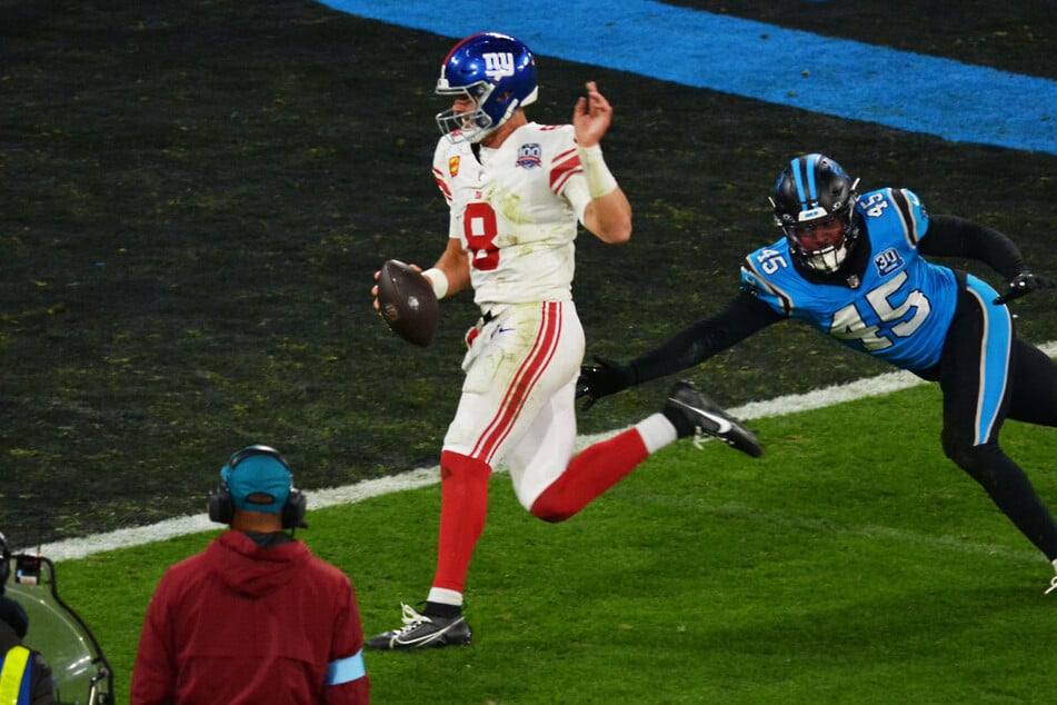 Quarterback Daniel Jones machte es für den zweiten Touchdown der Giants selber und verkürzte auf 17:14.