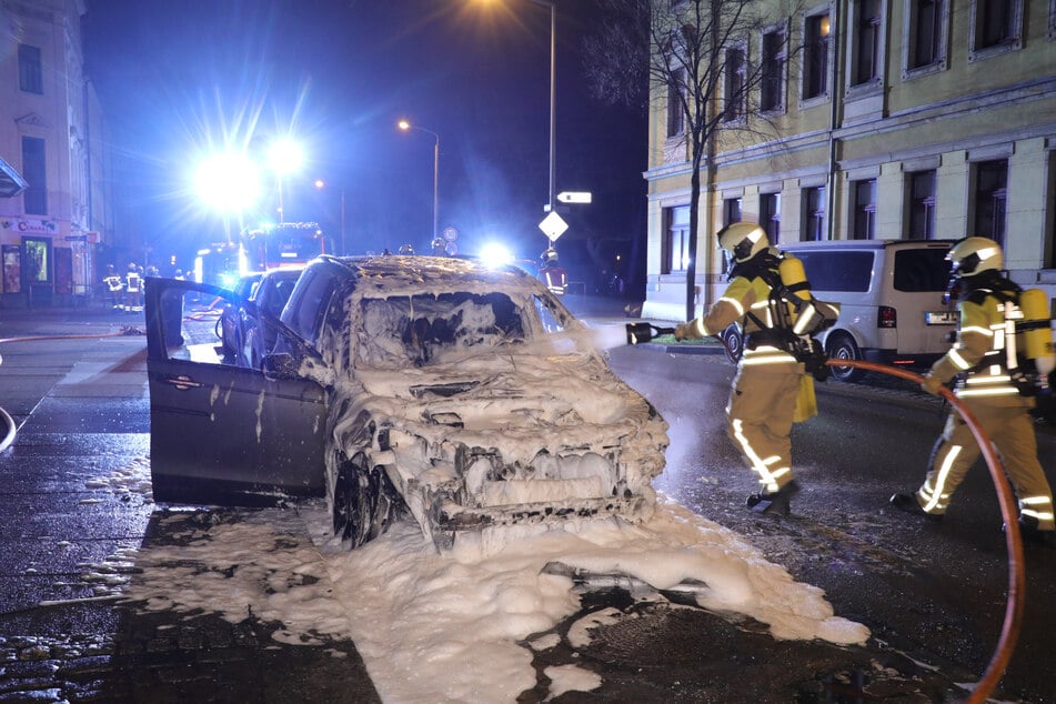 Die Feuerwehr während der Löscharbeiten an einem SUV am Bischofsweg.