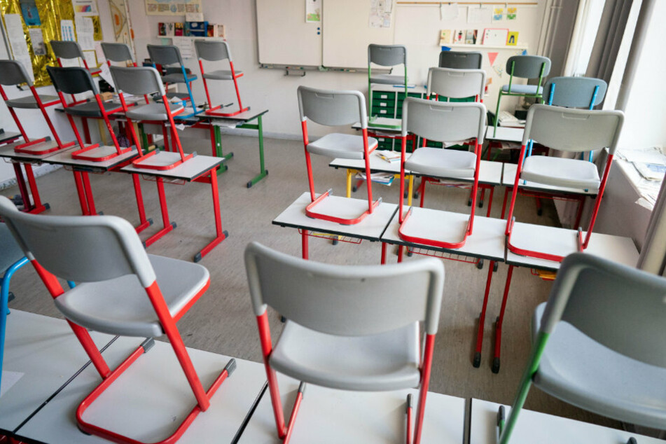 Stühle stehen in einer Schule im Berliner Stadtteil Friedenau auf den Tischen.