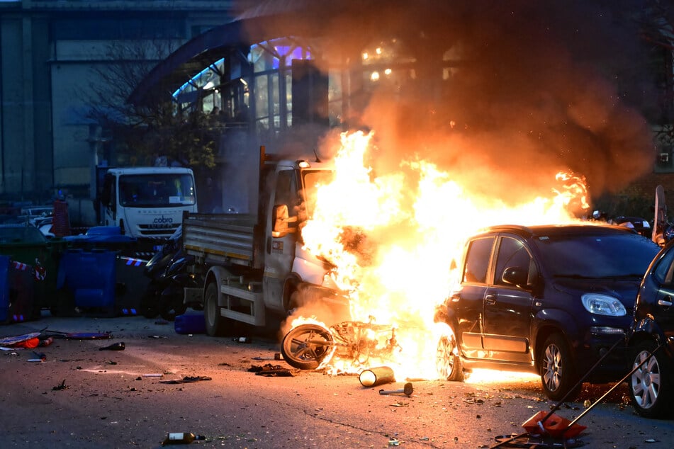 Brennende Autos, Pyro, Tränengas: Heftige Gewalt-Eskalation vor Erstliga-Spiel