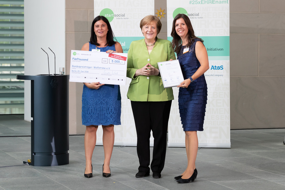 Katrin Gärtner (40, l.) und Julia Enoch (40, r.) freuten sich 2018 über den "Sonderpreis der Bundeskanzlerin" für ihr soziales Engagement, für den sie von Angela Merkel (67, M.) höchstpersönlich ausgewählt wurden.