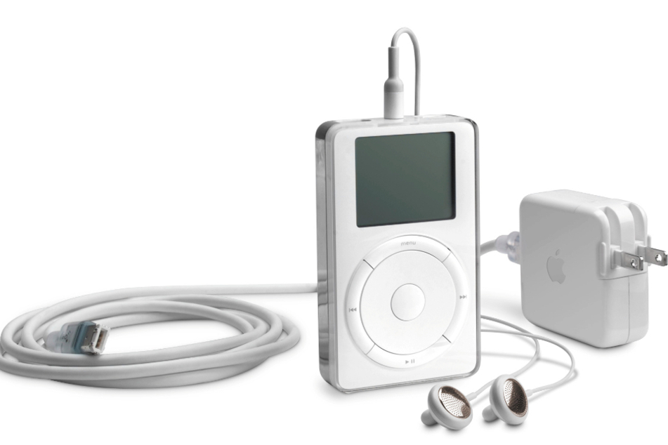 Der erste iPod, den der damalige Apple-Chef Steve Jobs am 23. Oktober 2001 vorgestellt hat, enthielt eine 5-Gigabyte-Festplatte und konnte dank MP3-Komprimierung rund 1000 Musikstücke speichern.