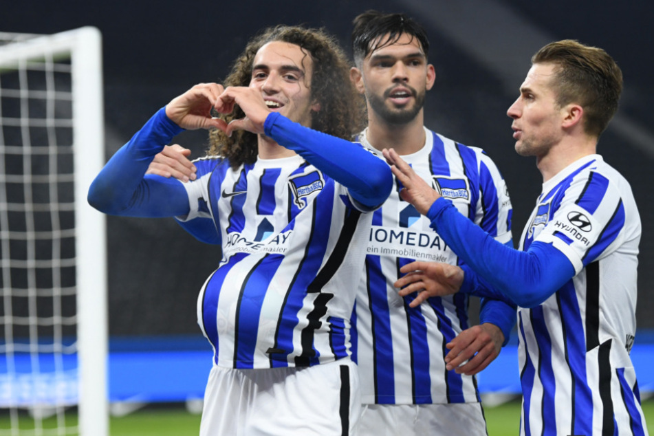 Herthas Matteo Guendouzi (l.) bejubelt mit Omar Alderete und Peter Pekarik sein Tor zum 1:0.