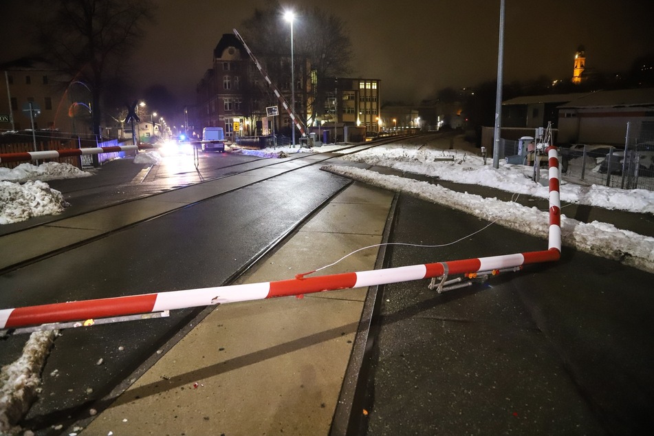 Die Schranke ist futsch, der Bahnübergang in der Rudolf-Breitscheid-Straße in Aue vorerst außer Betrieb.