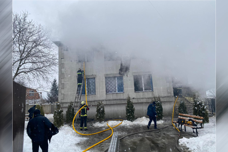 Insgesamt halfen 50 Kameraden aus 13 Feuerwehr-Einheiten, das Feuer zu löschen.