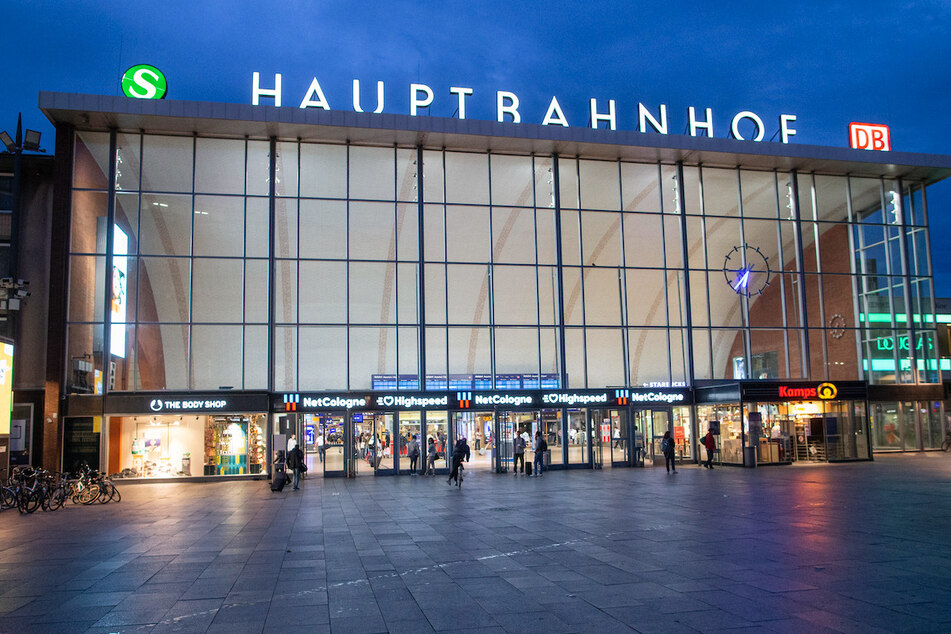 Der Verkehr am Kölner Hauptbahnhof rollt wieder.