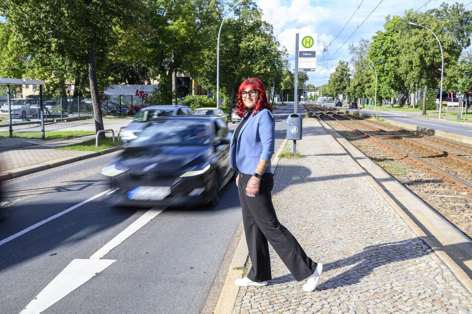Stadträtin Susanne Rasch (45, parteilos) demonstriert: Die Haltestelle Rößlerstraße ist gefährlich.