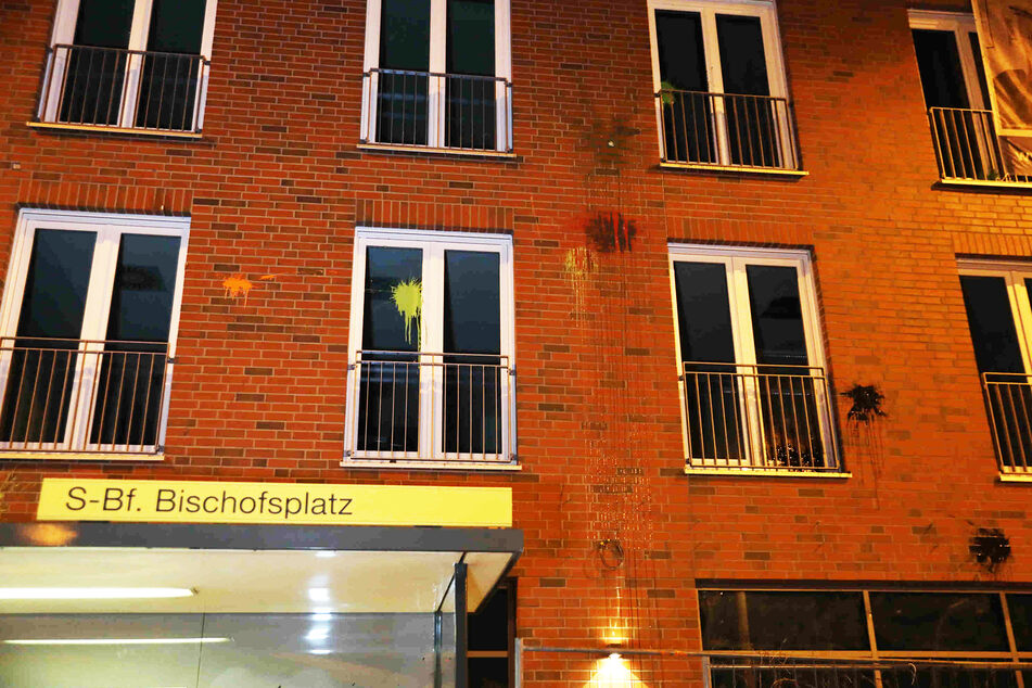 Ein Neubau am Bischofsplatz wurde mit mehreren Farbbeuteln beworfen.