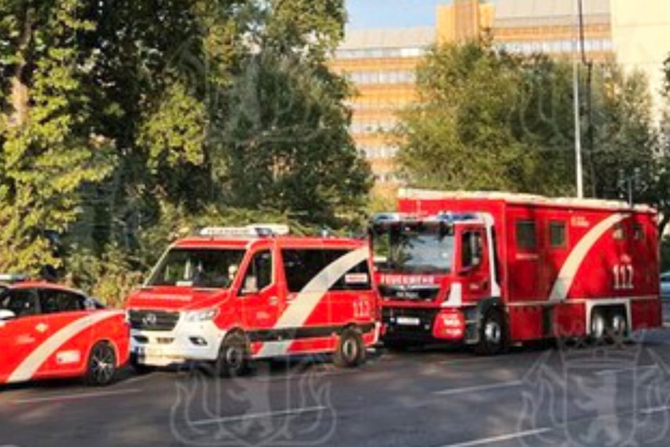 Die Feuerwehr ist im Technikraum der deutschen Staatsbibliothek im Einsatz.